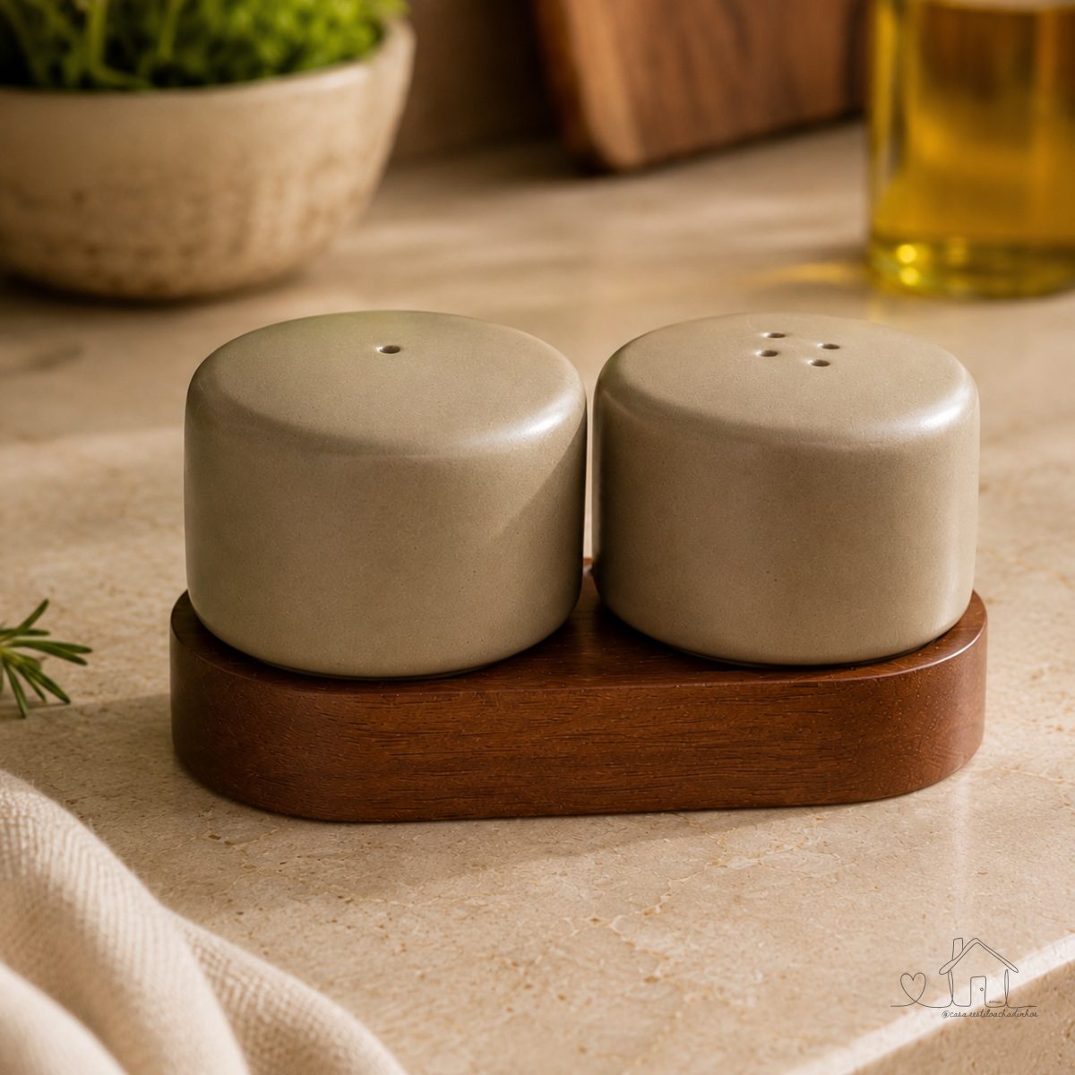Conjunto Saleiro e Pimenteiro em Cerâmica com Base de Madeira 2 Peças Mesa Cozinha