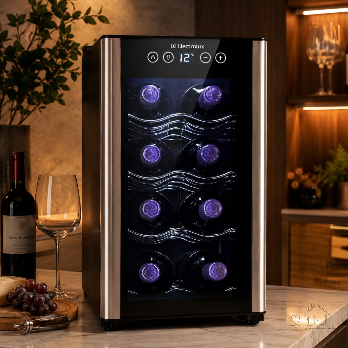 Adega de vinho Electrolux 8 garrafas uma Porta Acabamento em Alumínio Bivolt Preto